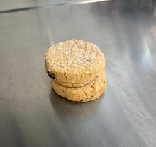 Load image into Gallery viewer, Cranberry Cinnamon Shortbread :: 12
